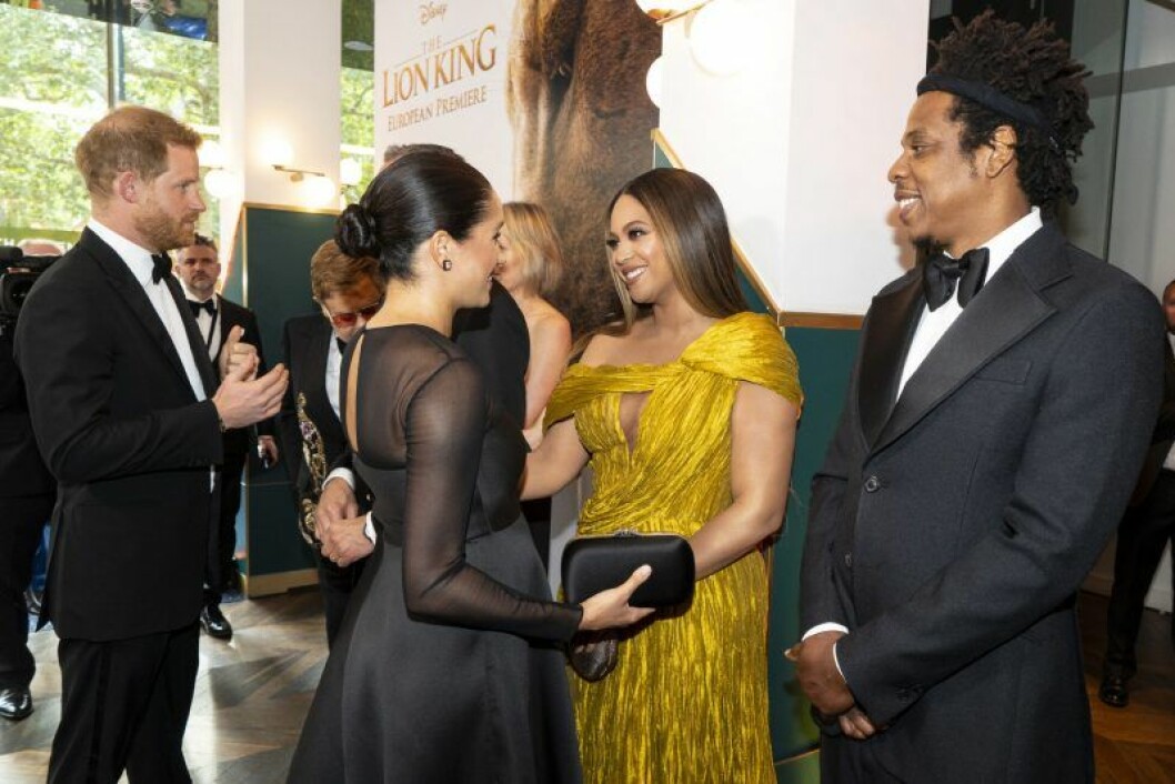 En bild på hertiginnan Meghan Markle, prins harry, Beyoncé och Jay-Z, som möttes under premiären av Lejonkungen.