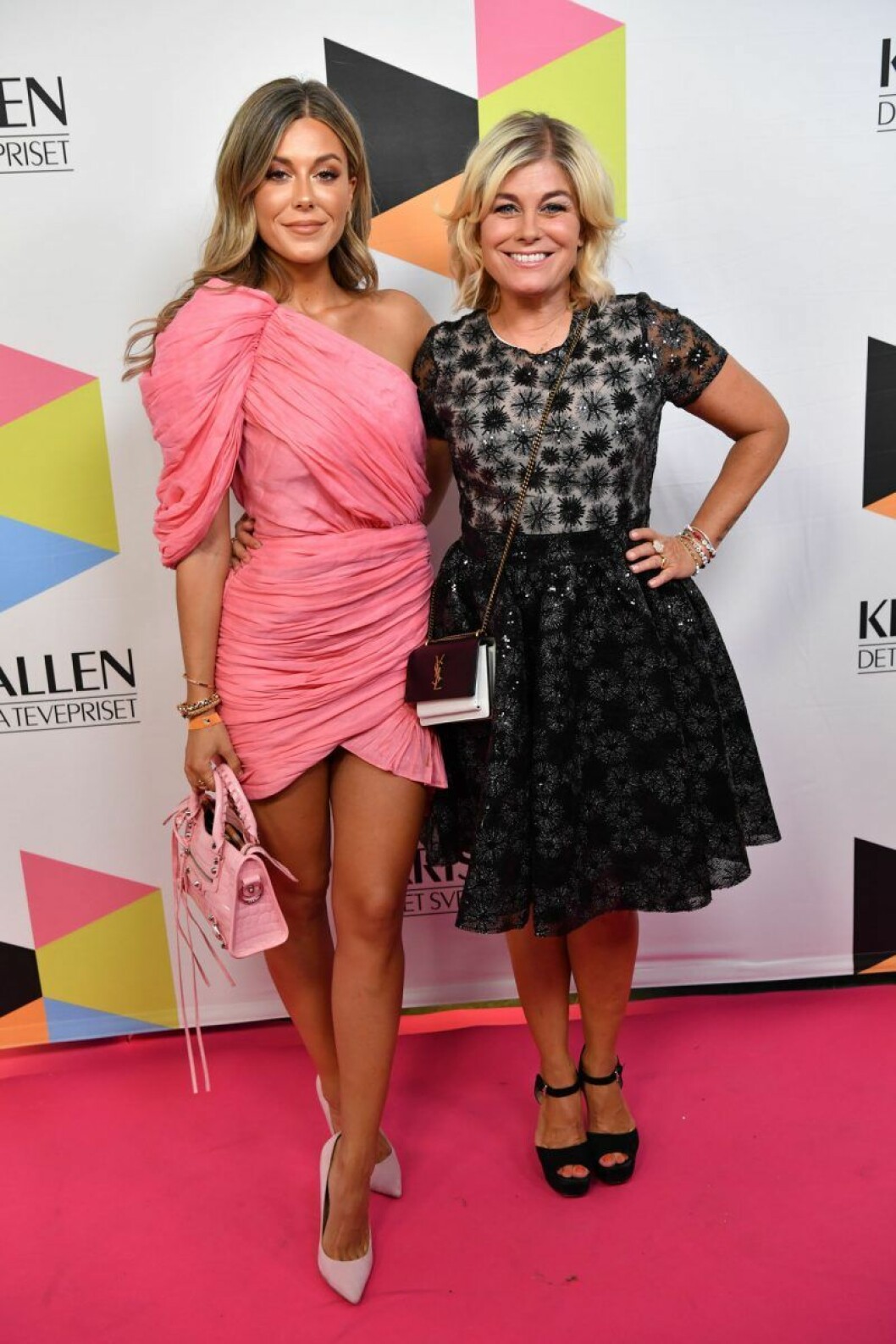 Bianca Ingrosso och Pernilla Wahlgren. Bianca Ingrosso och Pernilla Wahlgren på röda mattan på Kristallen 2019