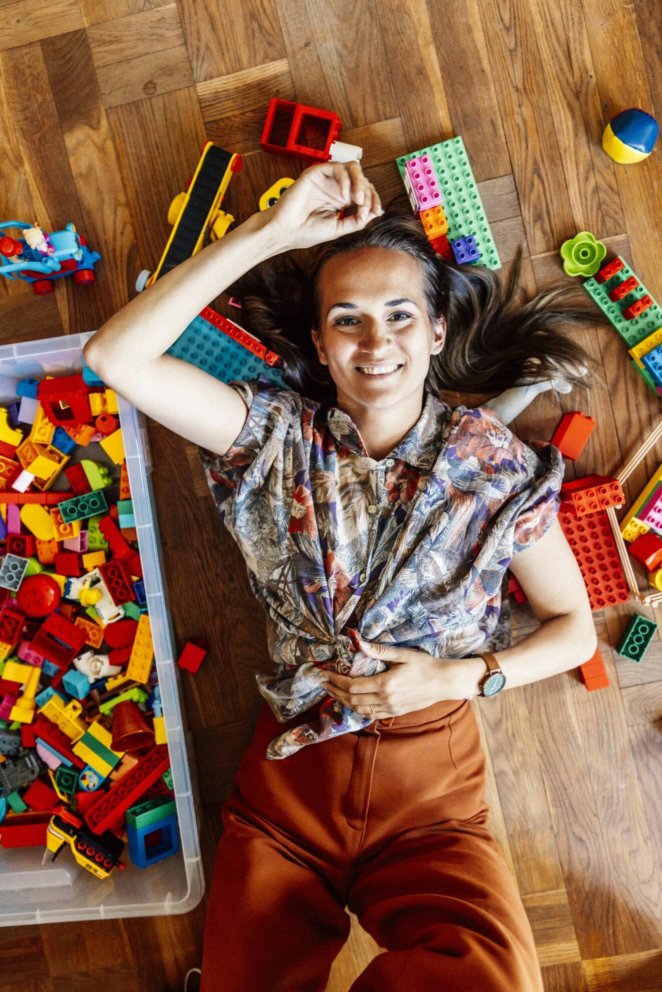 Bianca Kronlöf i en hög med lego.