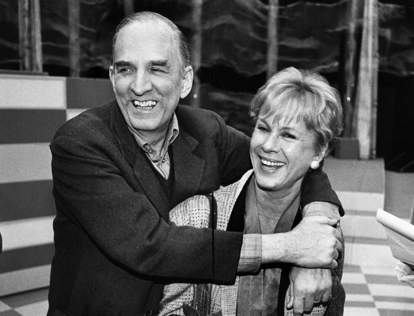Ingmar Bergman och Bibi Andersson skrattar ihop.