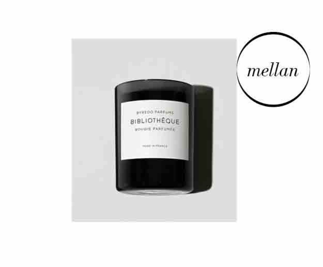 Fragranced Candle i <em>Bibliothèque</em>, ca 550 kr, <a href="http://byredo.com/" target="_blank">Byredo</a>. Fragranced Candle i Bibliothèque, ca 550 kr, Byredo.