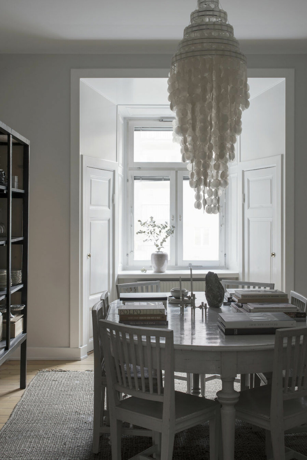 Matsalsbordet är arvegods och mattan kommer från Day Home. Michelle bjuder gärna på middag. »Jag ogillar att planera, så ofta blir det ost och bubbel.« Bild på matsalen hemma hos Michelle Meadows.