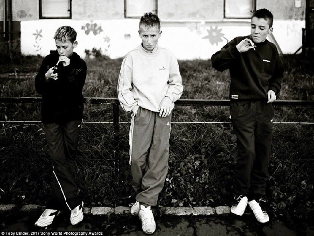 Edinburgh, Skottland. Tre pojkar röker cigaretter i ett område där arbetslöshet, missbruk och gängaktivitet dominerar. Fotograf: Toby Binder