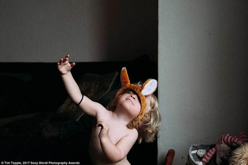 Fotografen Tim Topple tog den här bilden på sin sexåriga dotter när hon lekte i deras hem i Cieszyn, Polen.