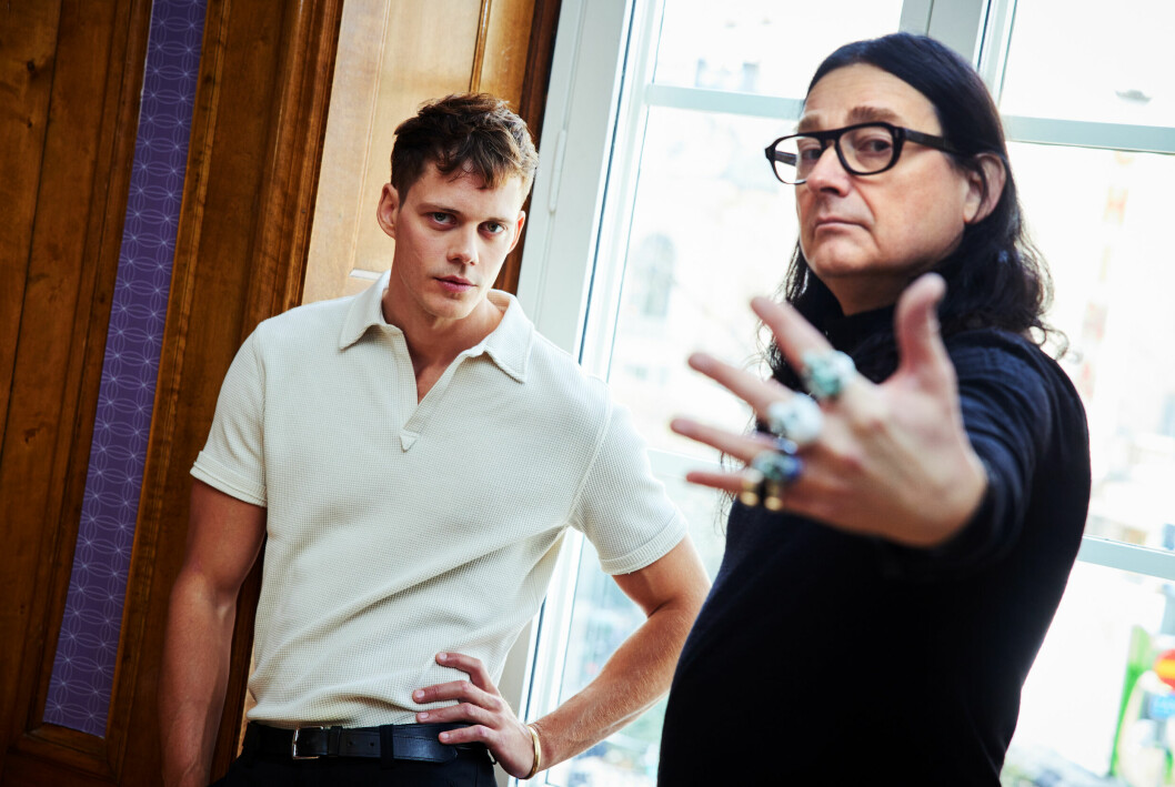 Skådespelaren Bill Skarsgård (tv) spelar huvudrollen och Jonas Åkerlund regisserar <span class=" italic" data-lab-italic_desktop="italic">Clark</span>, en ny svensk originalserie på Netflix baserad på Clark Olofssons självbiografi. bill skarsgard jonas akerlund