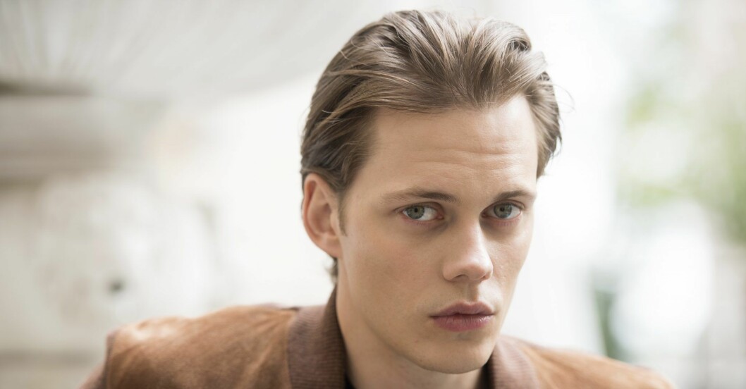 Efter skräckfilmerna <em>Det</em> och <em>Det 2</em> gör Bill Skarsgård en psykologisk thriller. bill skarsgård