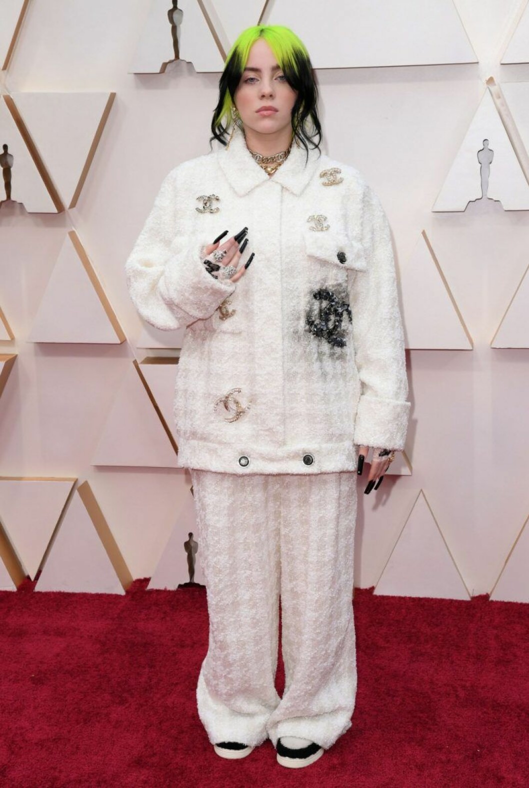 Billie Eilish. Billie Eilish i vit kostym på röda mattan