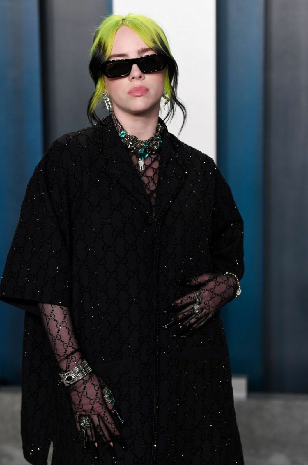 Billie Eilish. Billie Eilish i solglasögon