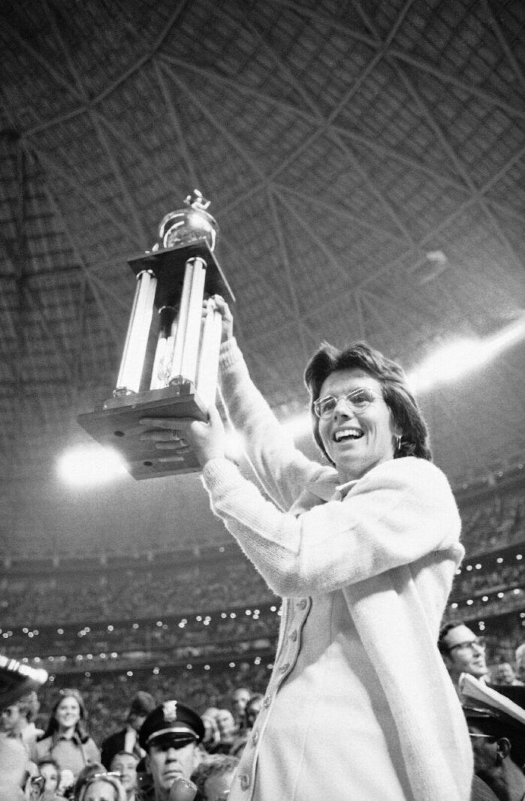 Billie Jean King lyfter pokalen efter att ha besegrat Bobby Riggs i ”the battle of sexes” Svartvit bild på Billie Jean King