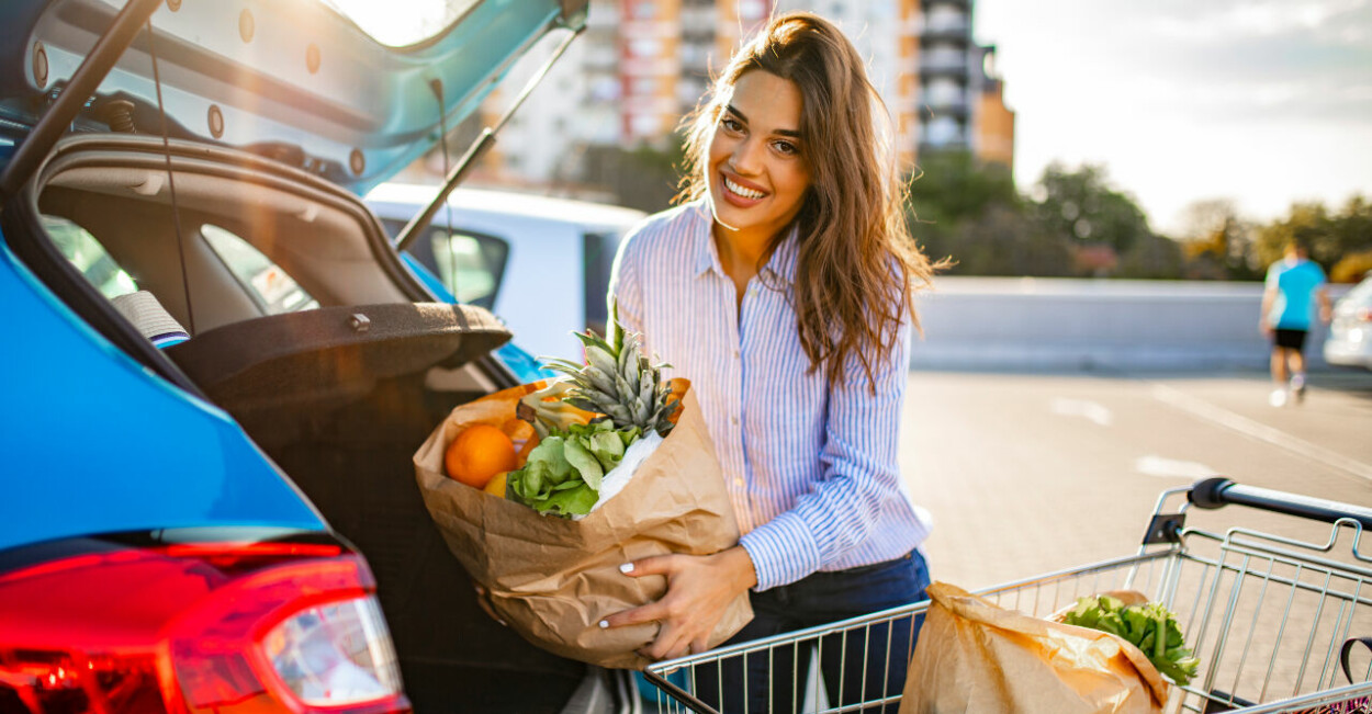 Kvinna handlar billig mat i mataffären och sparar pengar genom 5 tips