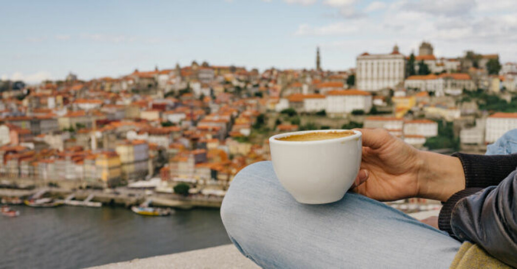 I Porto i Portugal kostar en kopp kaffe ca 10 kr Bild på en kaffekopp med staden Porto i bakgrunden