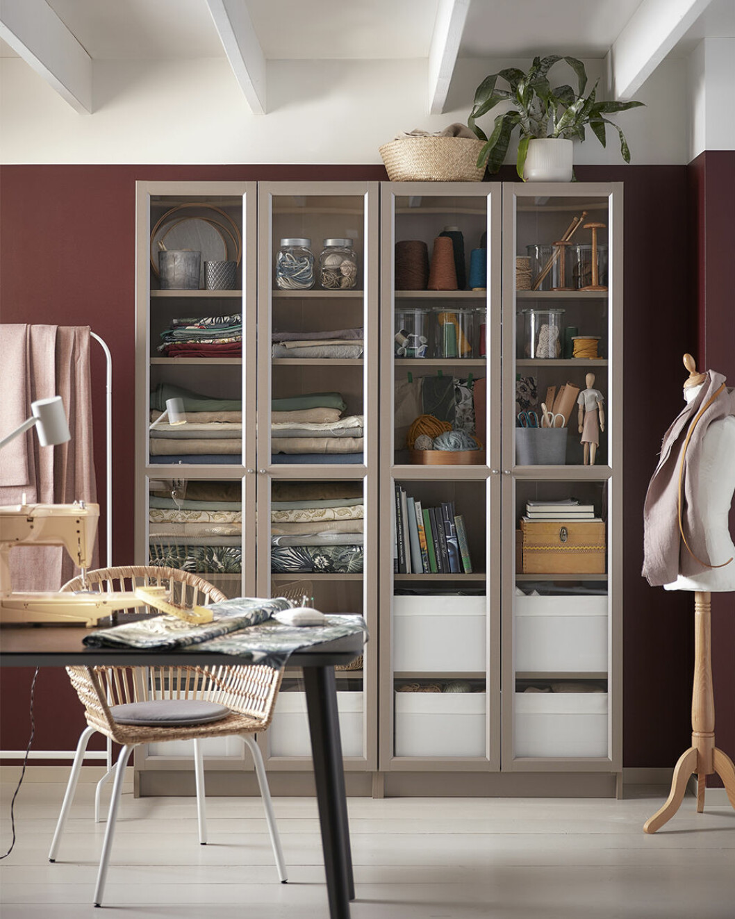 I second hand-butiken kommer främst stolar, bord, bokhyllor och byråer från Ikea att rustas upp och säljas i andra hand. På bild bokhyllan <em>Billy</em> i nyproducerad form. Foto: Ikea Billy bokhylla från Ikea