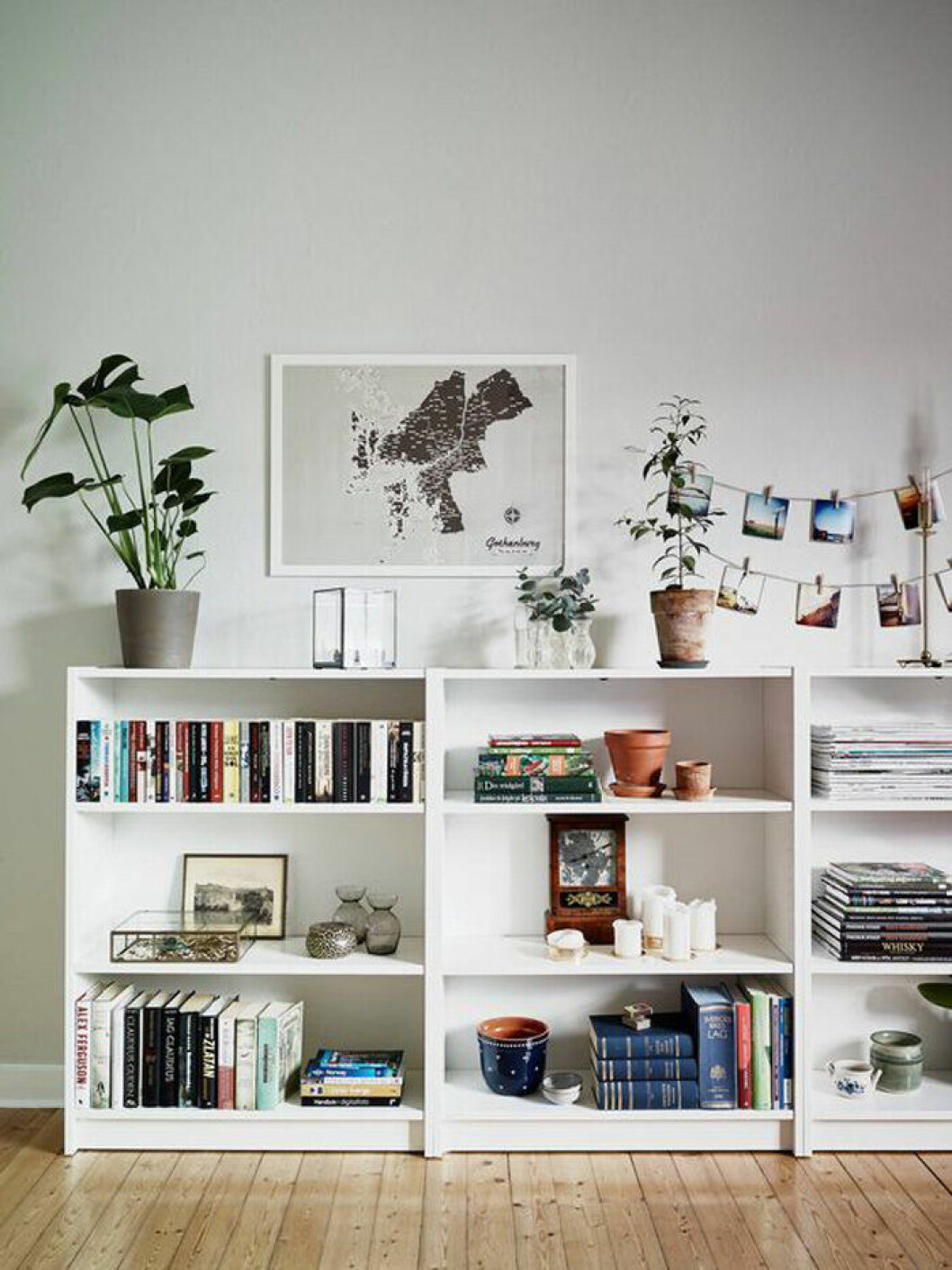 Gruppera mindre prydnadssaker så blir effekten både snyggare och mer stilren och. <a href="https://www.pinterest.se/pin/136445063692919600/" target="_blank" rel="noopener">Bild via Amazed Mag</a> Billy bokylla inspiration