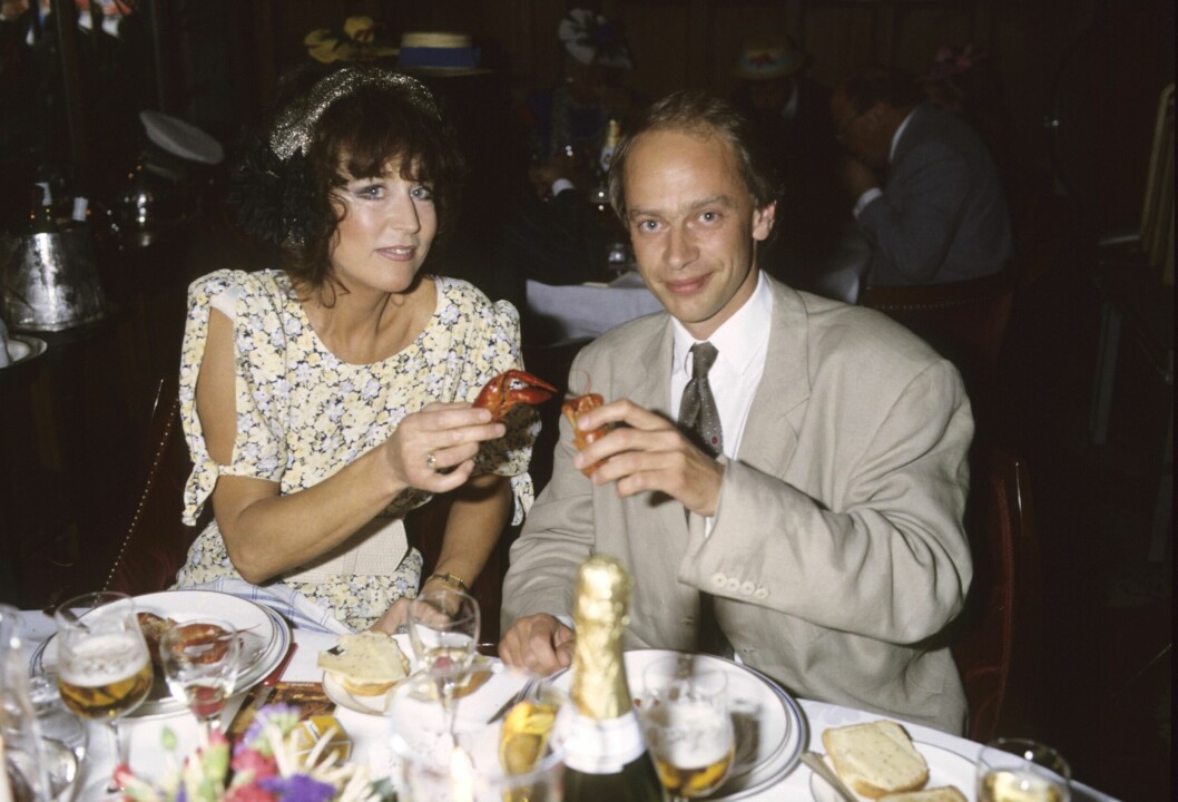 Birgitta Andersson och äkta maken Carl Zetterström under en kräftskiva 1990. birgitta andersson och maken carl zetterström