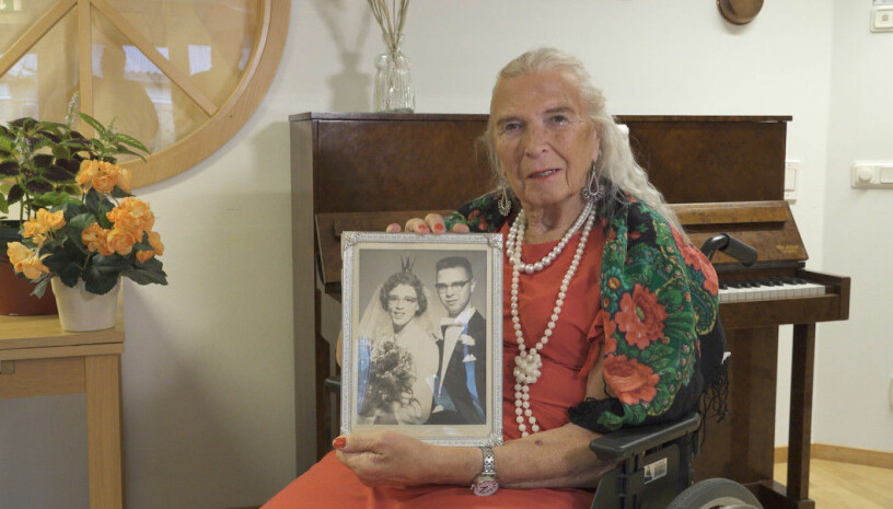 Birgitta med bröllopsfotot som togs när hon gifte sig med sin Inger 1959.