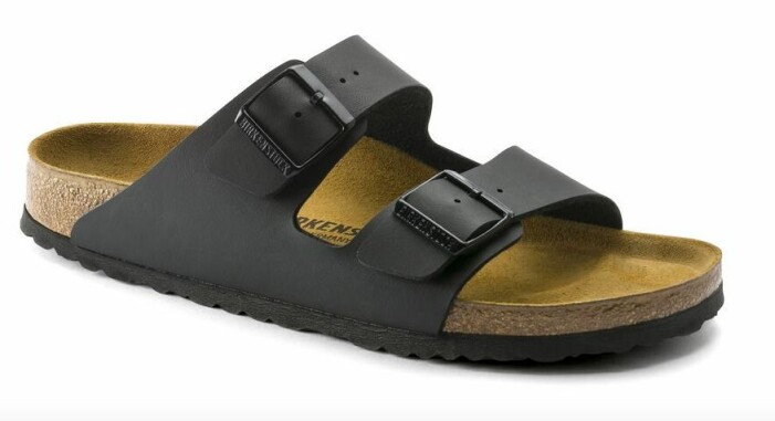 Tofflor, Birkenstock. <a target="_blank" rel="nofollow" href="https://in.ahlens.se/t/t?a=1136856392&as=1218462148&t=2&tk=1&epi=an-5skor&url=https://www.ahlens.se/Mode/skor/tofflor-15232/birkenstock-arizona-soft-footbed-narrow-black-88156769/">Klicka på bilden för att komma direkt till produkten!</a> Svarta tofflor med två spännen. Tofflor från Birkenstock.