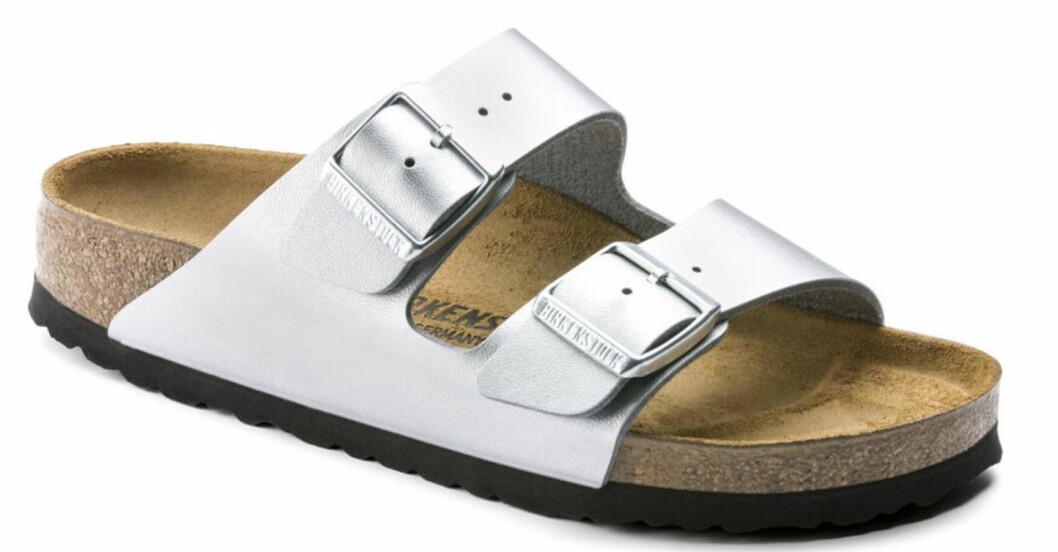 Tofflor, Birkenstock. Silverfärgade tofflor med två remmar med silverfärgade spännen, från Birkenstock.