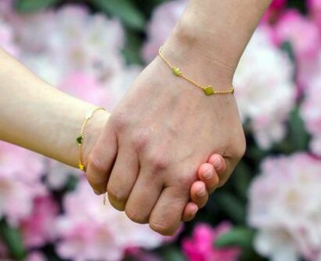 Mor och dotter i matchande armband