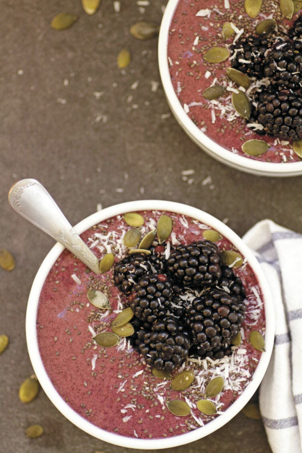 Björnbär & kokos smoothie bowl