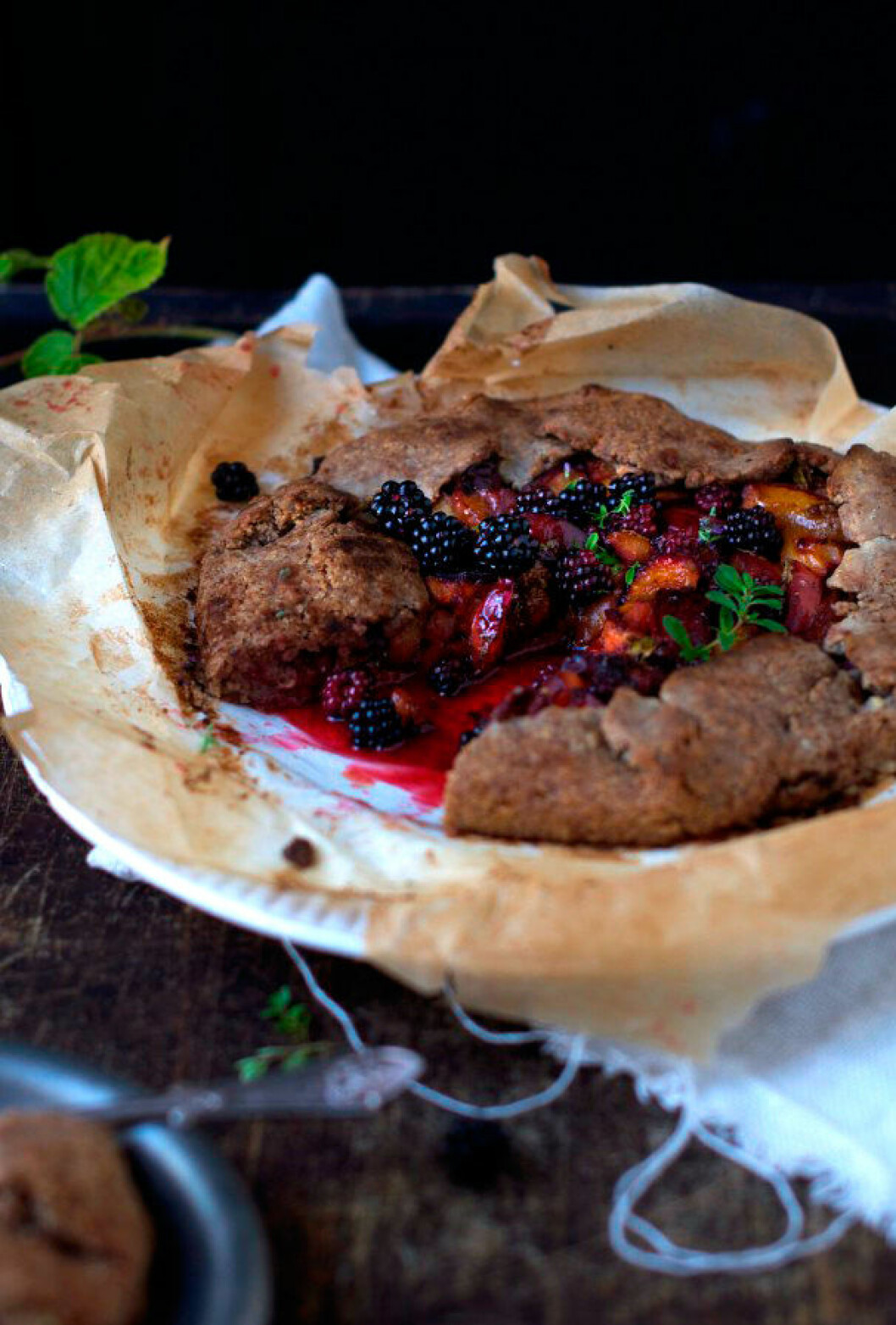 Verbena & Timjan Infuserad Plommon & Björnbärsgalette