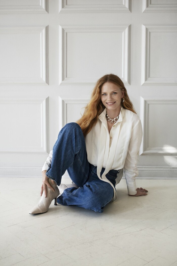 Blus i siden/lycra, XS–XL, 1 999 kr, One & Other. Jeans i bomull/hampa, stl 23–31, 1 195 kr, Levi´s. Stövletter i läder, 2 700 kr, Billi Bi. Halsband i silver, 9 500 kr, CbyC. Örhängen i vitt guld/diamanter, 11 995 kr, Carvingfor. Blå high and loose jeans från levis med vit blus