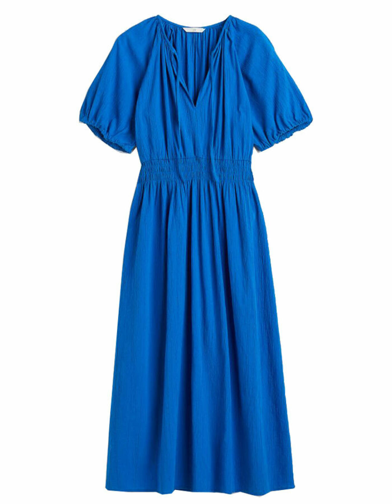 blå klänning från H&amp;M för dam sommaren 2022