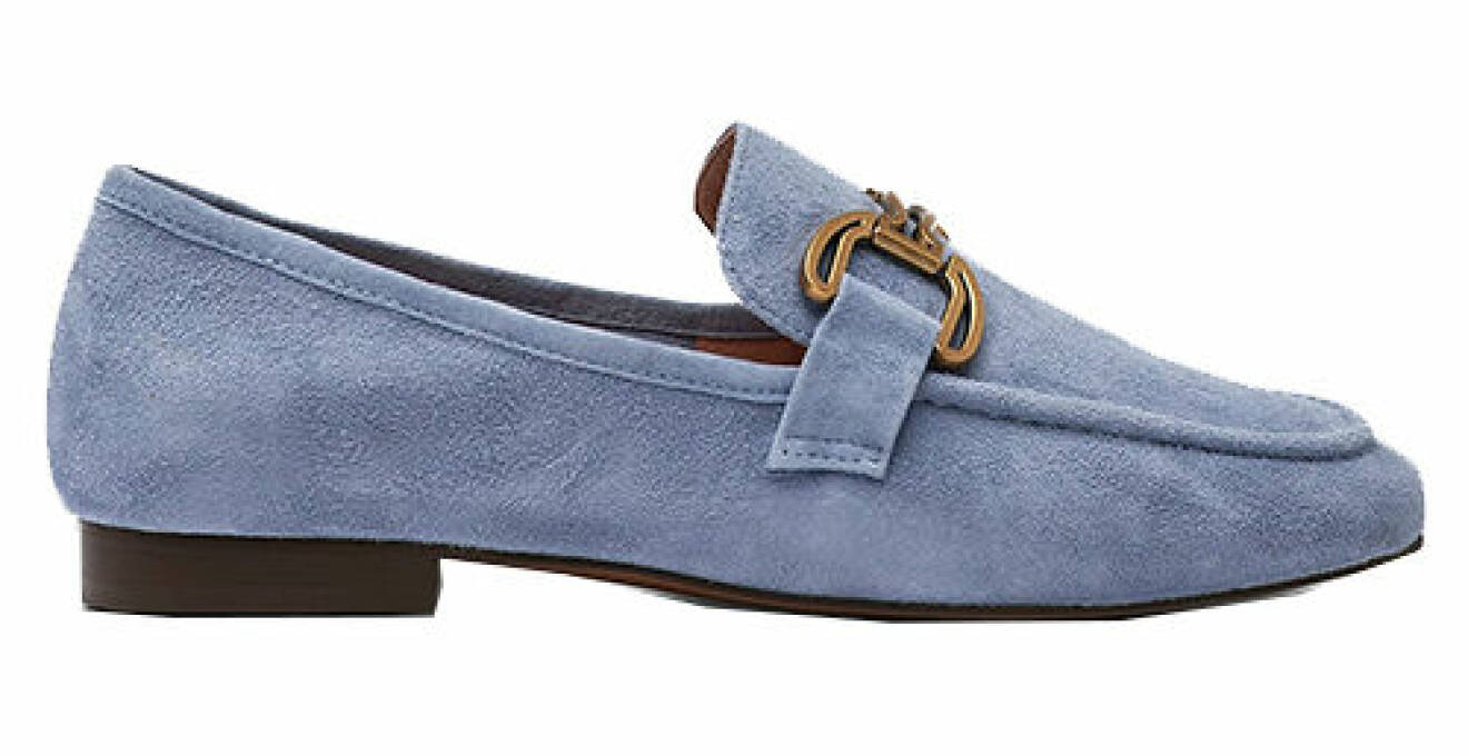 Ljusblå loafers i mocka med guldspänne från Bibi Lou