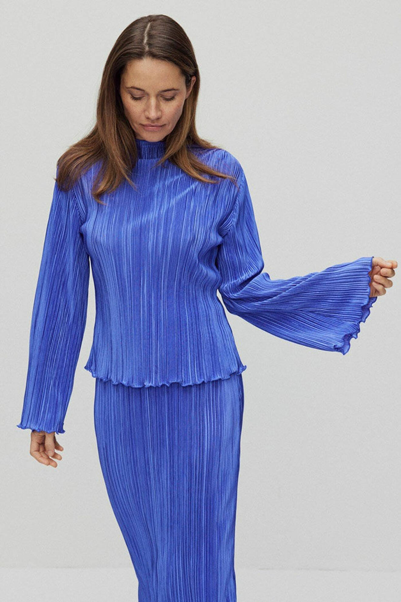 Matchande blått set med plisserad långärmad topp och plisserad kjol från MQ