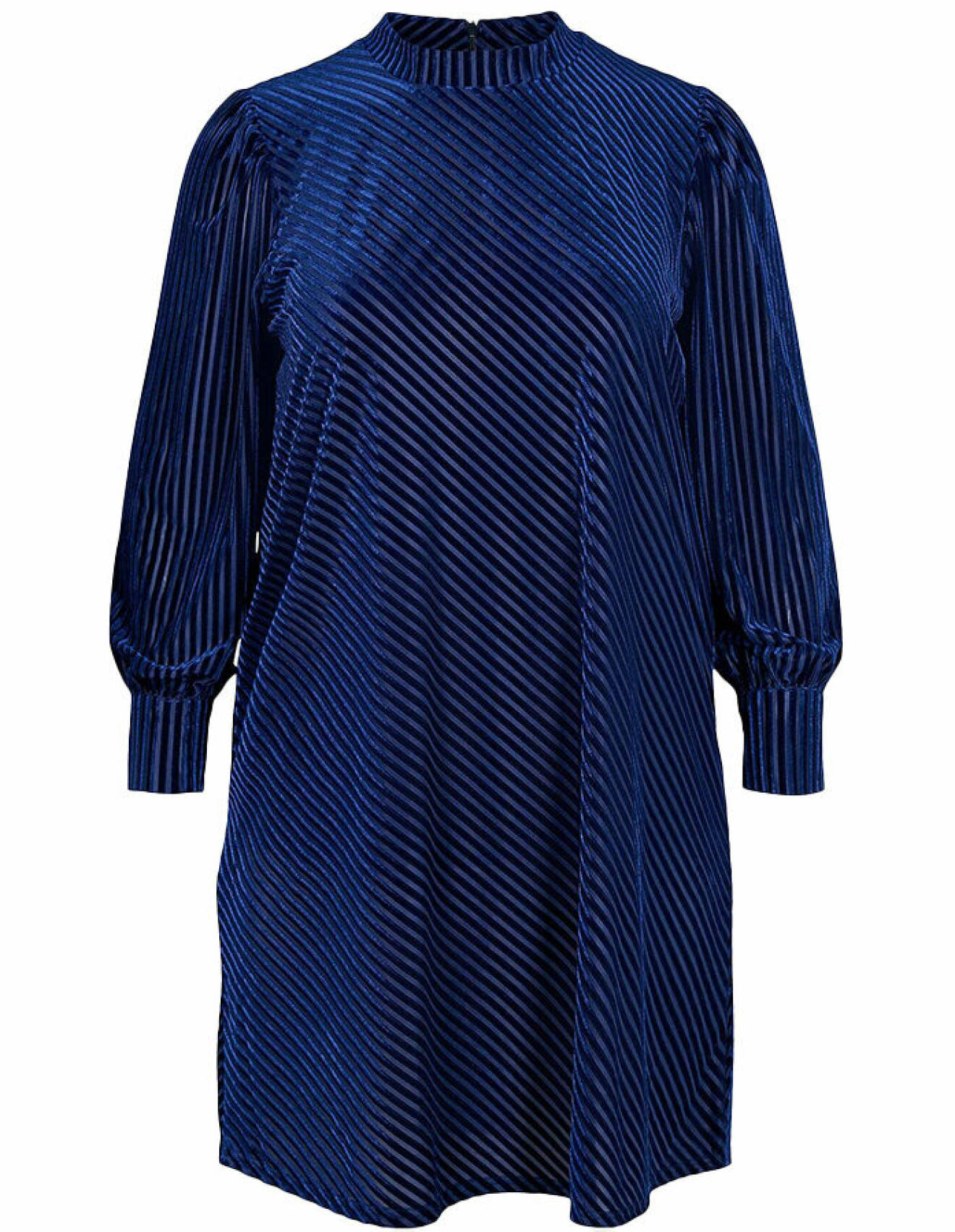 blå sammetsklänning i kort modell med långa ärmar och diagonala ränder från cellebes