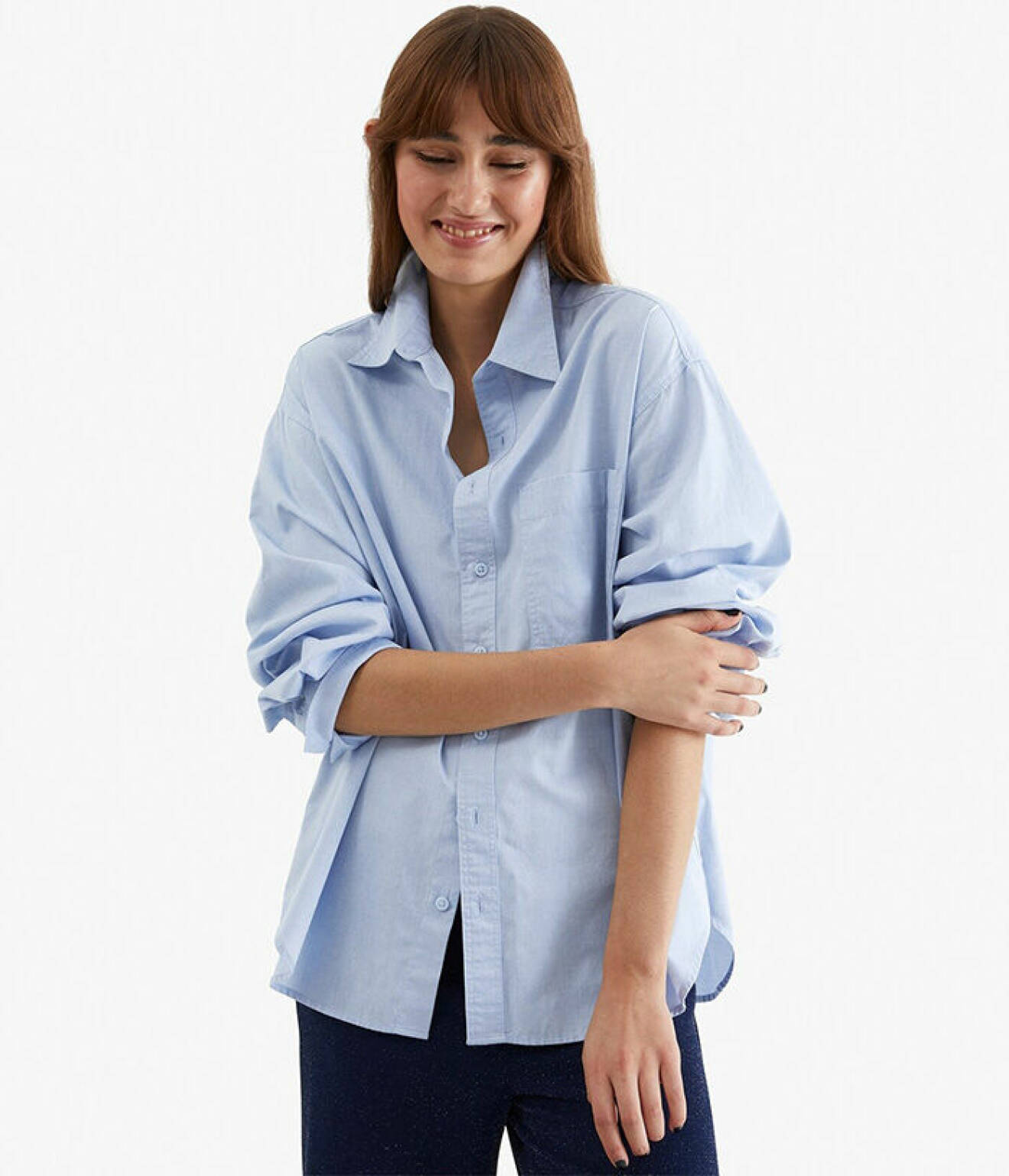 Ljusblå skjorta för dam med avslappnad passform och knappar i sidorna från Kappahl