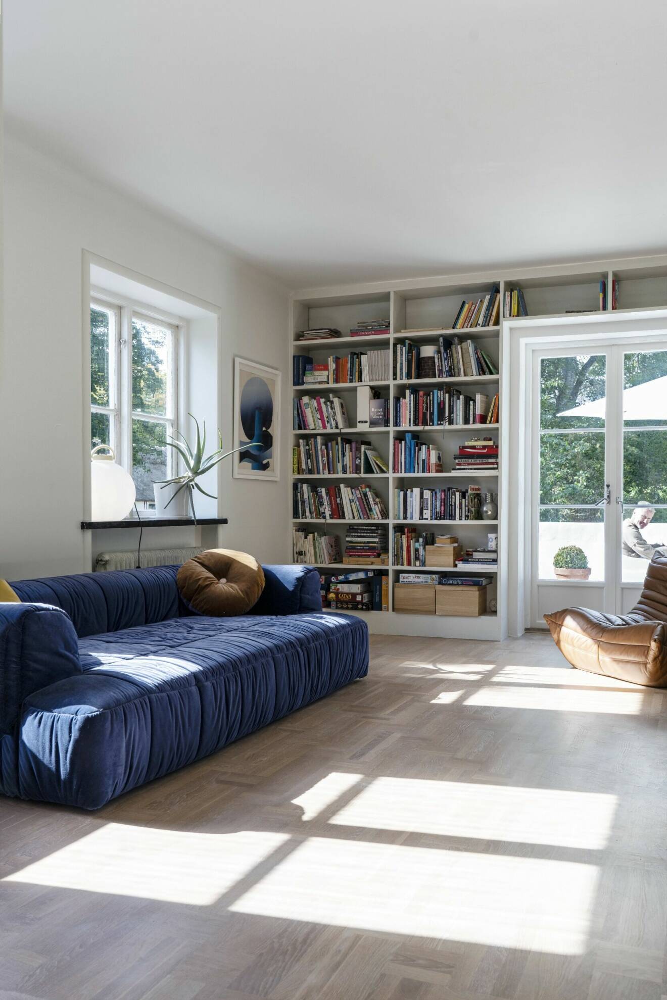 blå soffa i vardagsrum