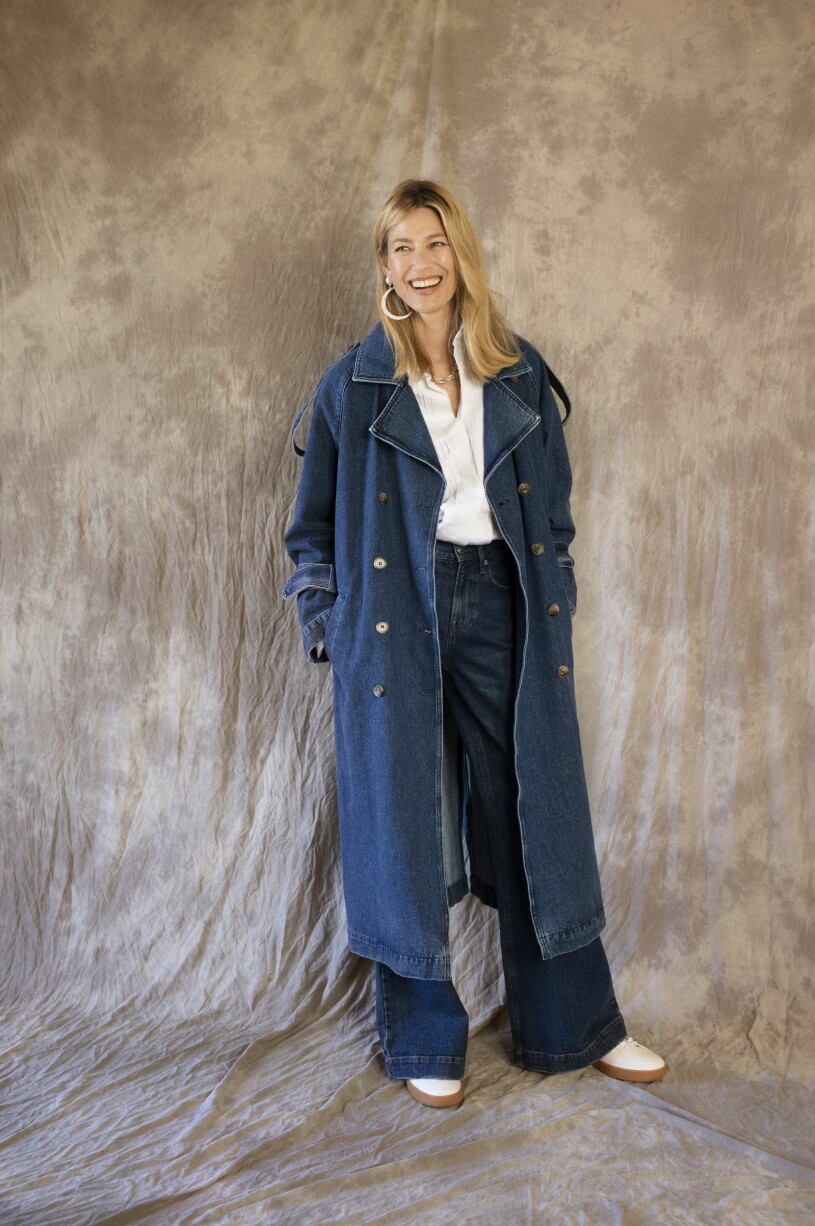Kappa i bomull, stl 34–44, 3 199 kr, Notes du Nord. Jeans i ekologisk bomull/återvunnen polyester/elastan, stl 24–30, 2 200 kr, Tomorrow Denim. Skjorta i ekologisk bomull, XS–XL, 1 195 kr, Lexington. Skor i läder/gummi/ekologisk bomull/återvunnen polyester, 1 300 kr, Veja. Halsband i silver, 12 999 kr, Thomas Sabo. Örhängen i guldpläterat mässing/sötvattenspärla, 1 200 kr, Anni Lu. Örhänge i silver/pärla/kristaller, 1 995 kr, Maria Nilsdotter. Blå trenchcoat Notes du Nord aw 20 Femina