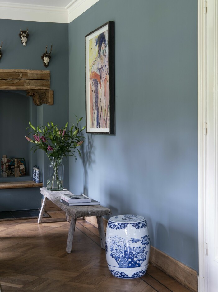 Den blå väggfärgen kommer från Farrow & Ball. Tavlan och bänken fanns i huset när paret köpte det. Blåvit porslinspall, Wow Interiors. Blå väggar.