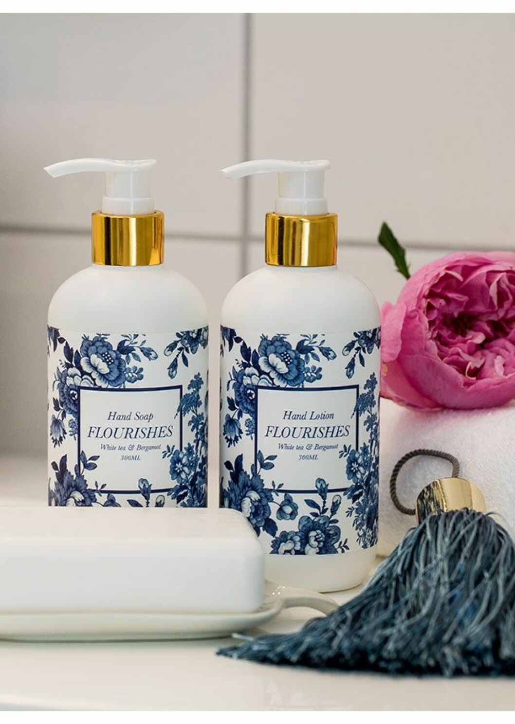 Det vackra setet med återfuktande handtvål och handlotion med pump har en lätt och fräsch doft av White tea & Bergamot. Finns i <a href="https://shop.femina.se/handtval-och-handlotion?utm_source=femina.se&utm_medium=redaktionell_spakansla&utm_campaign=tval">Feminas shop</a> – välj mellan blå- eller rosablommig.