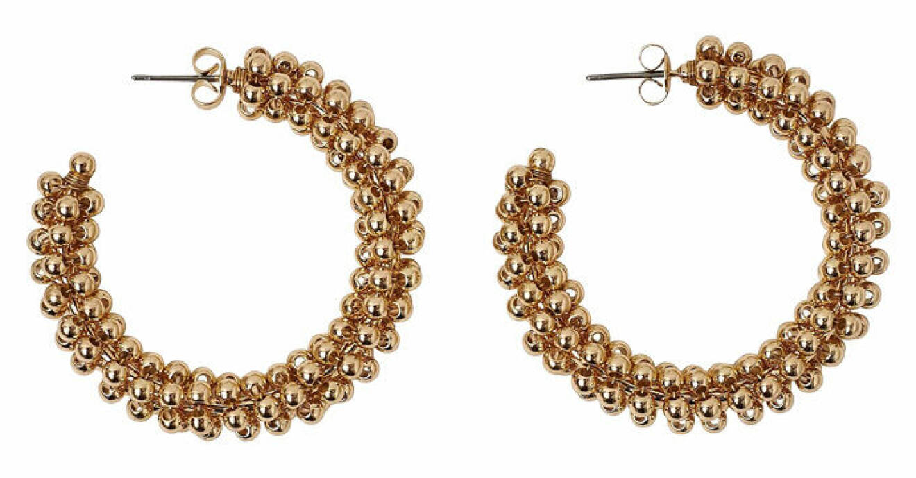 guldfärgade örhängen med pärlor från Pilgrim