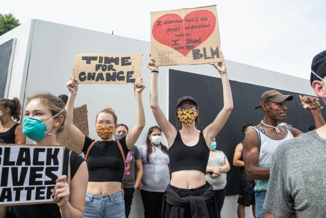I USA är protesterna högljudda och folk med alla hudfärger demonstrerar tillsammans mot rasism. Tjejer håller upp skyltar med budskap om Black Lives Matter