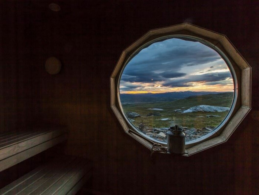 Blicka ut över fjället inifrån bastun på STF Blåhammaren fjällstation. Blåhammaren fjällstation
