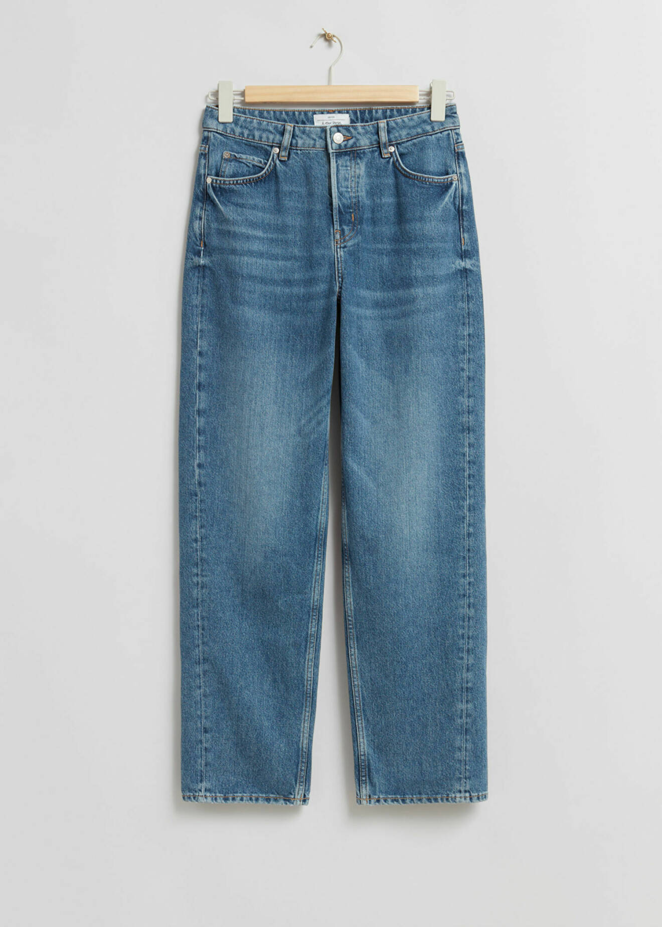 Klassiska blå jeans i rak modell från &amp; Other Stories.