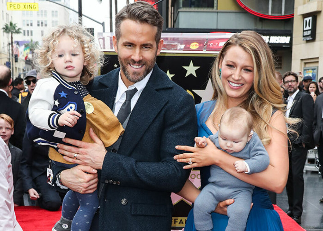 Blake Lively tillsammans med maken Ryan Reynolds och barnen James och Inez. Foto: IBL