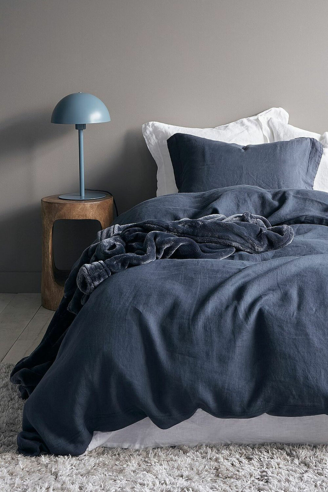 Satsa på påslakan i blått för en rogivande effekt i sovrummet. Foto: Ellos Home Sovrum med blå påslakan från Ellos Home