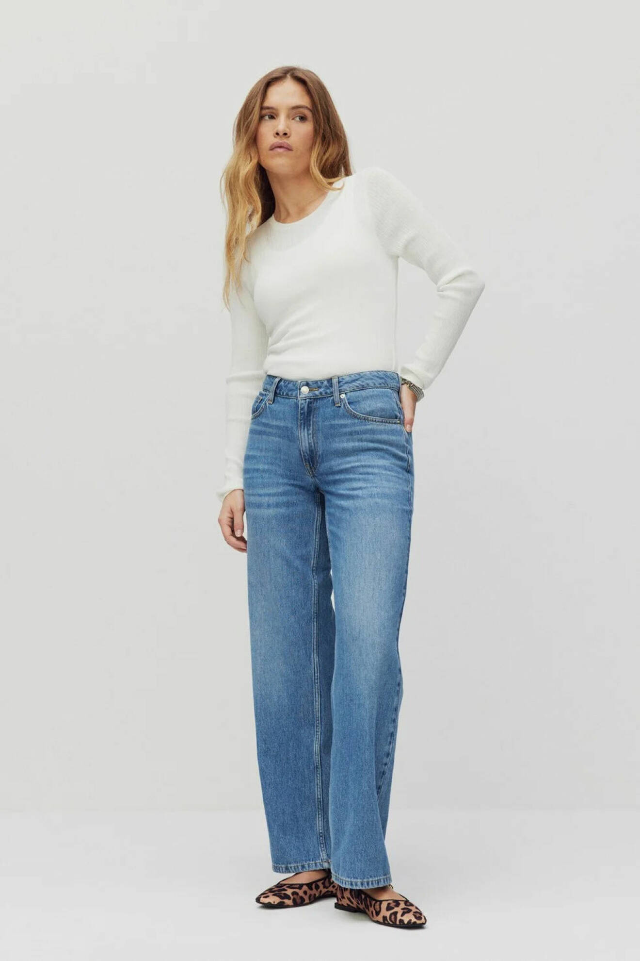 Blå vida jeans från MQ.