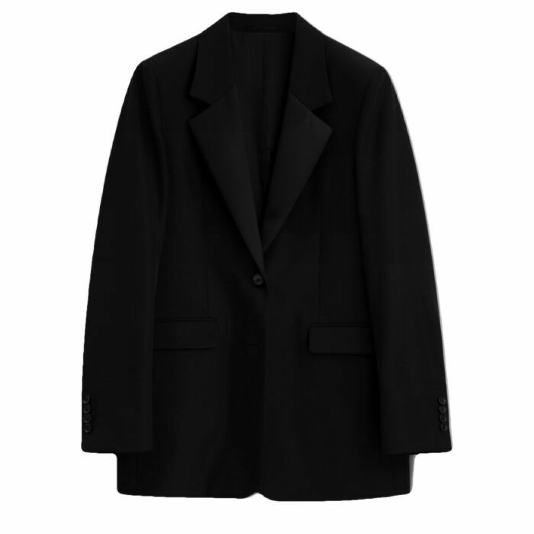 Kavaj från Filippa K. <a href="https://apprl.com/al/55pN/" target="_blank" rel="noopener">Här kan du köpa den</a>. Svart kavaj från Filippa K