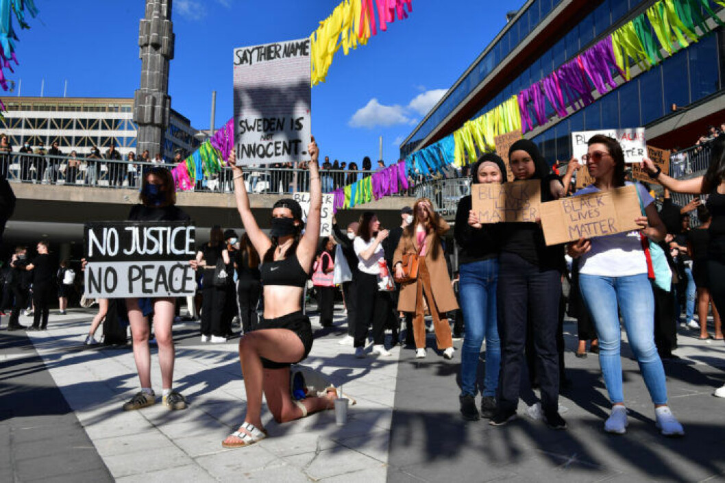 Många demonstranter bar munskydd och plakat. Bilder från prostesterna på Sergels torg, BLM
