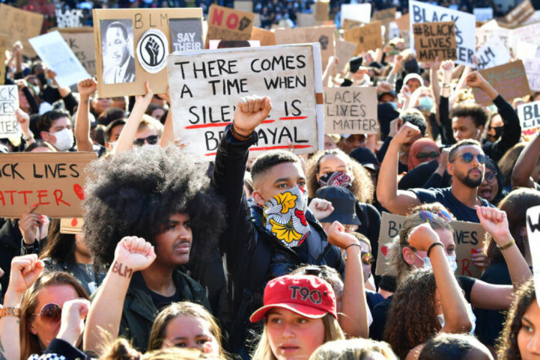 Efter att protesterna avbröts valde många att tåga vidare i Stockholm. Folksamling under protesterna på Sergels torg i Stockholm