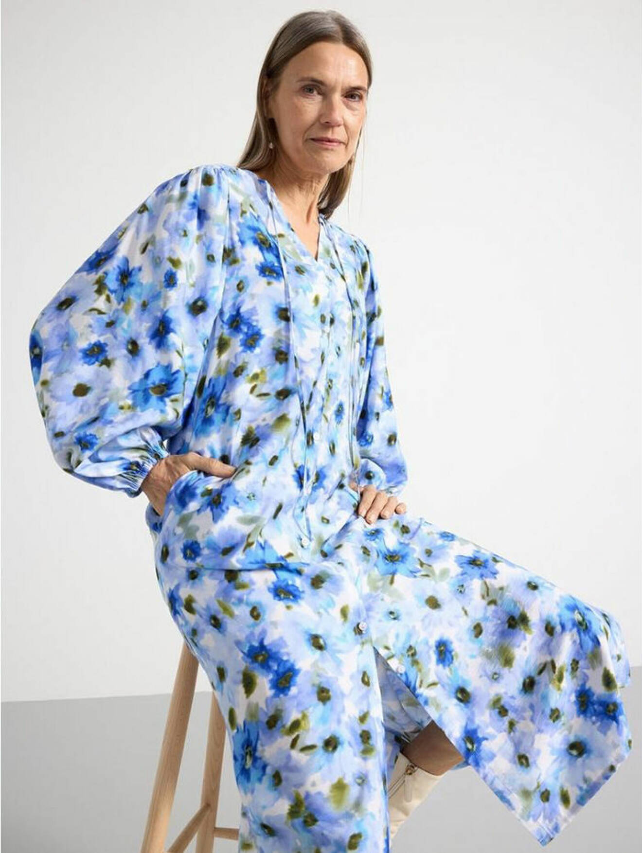 Ljusblå blommig klänning med vida ärmar från Lindex