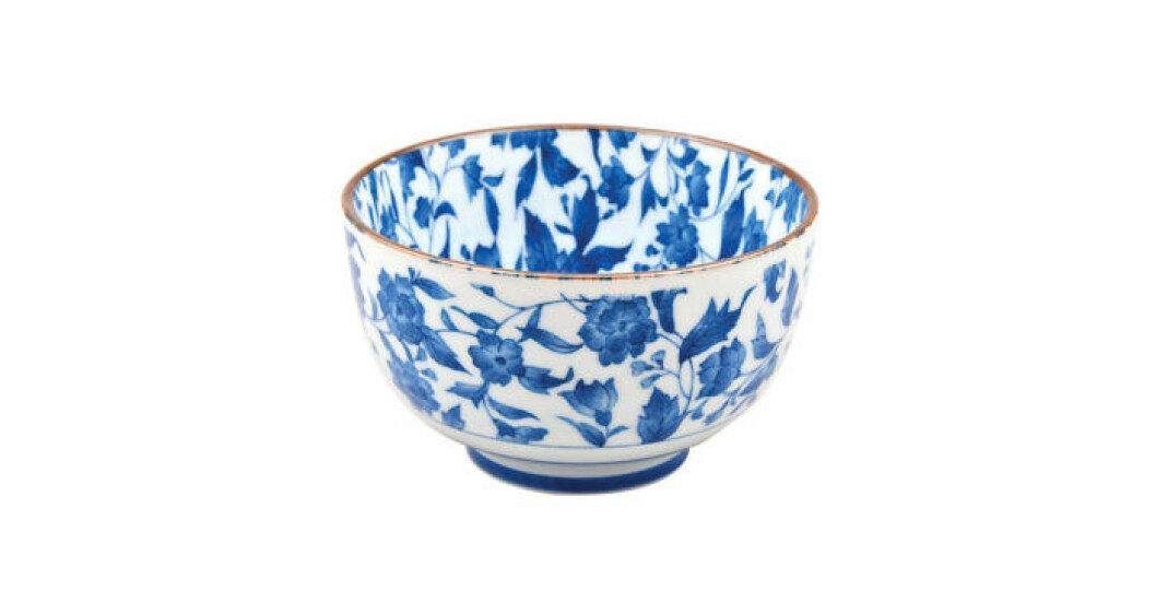 Blommig skål med guldkant till frukosten från Tokyo Design