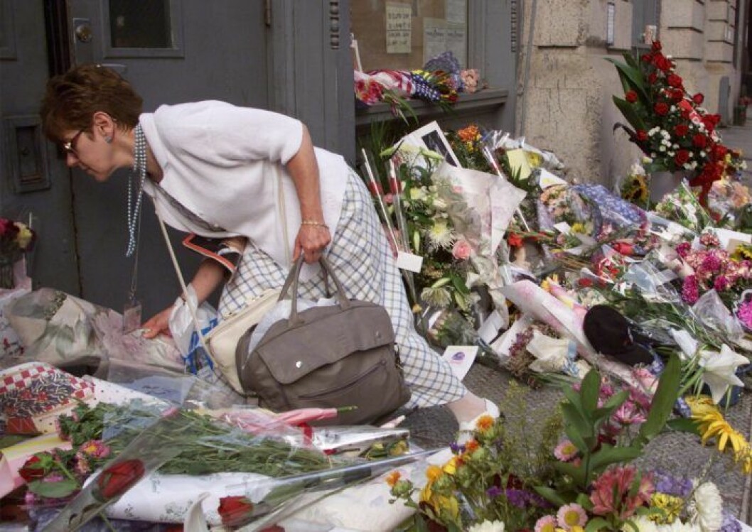 Blomsterhav utanför paret Kennedys bostad i Tribeca, New York. Blomsterhav utanför paret Kennedys bostad i Tribeca, New York.