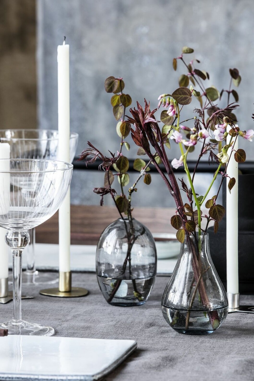 Skippa den maffiga buketten och placera istället ut flera små vaser. Foto: House Doctor Blommor i vas och festdukning