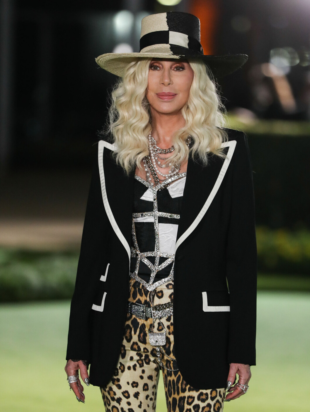 Cher går på event med en blond peruk på hjässan. cher i blond peruk