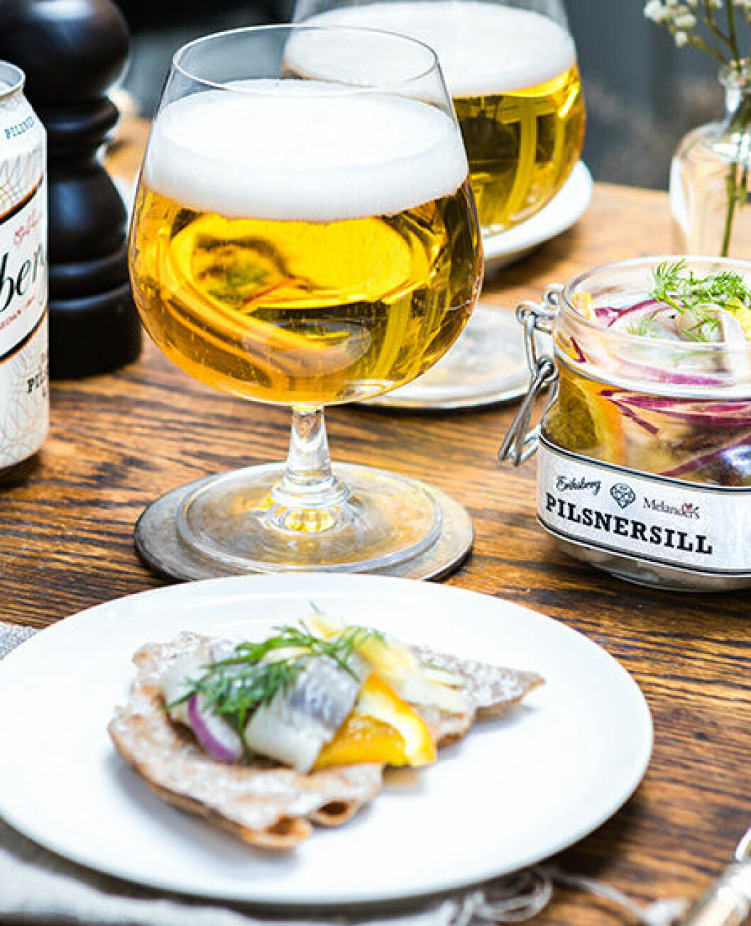 Blomkruka på ben till läshörnan från Bloomingville
